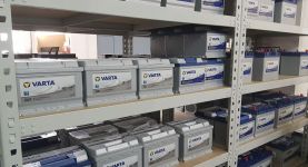 Akmlatory VARTA na regale w sklepie AUTKO
