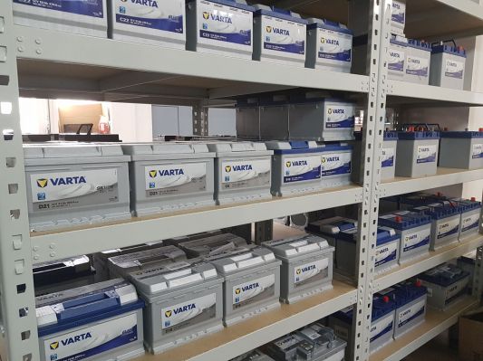 Akmlatory VARTA na regale w sklepie AUTKO