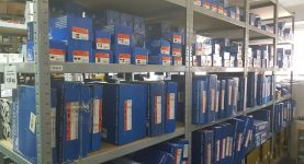 części samochodowe w opakowaniach na regale w sklepie AUTKO