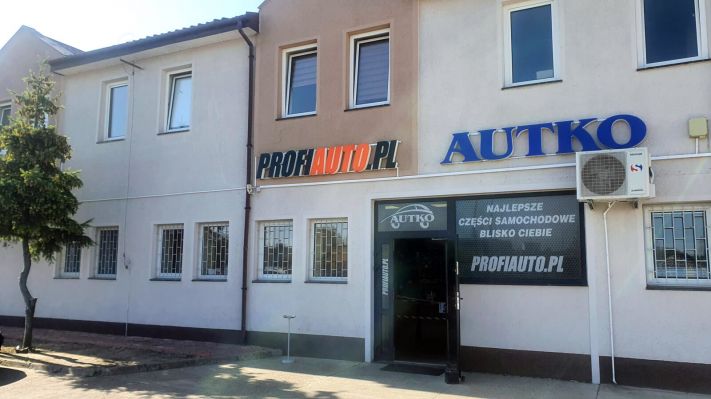 fasada sklepu motoryzacyjnego AUTKO z bocznej perspektywy